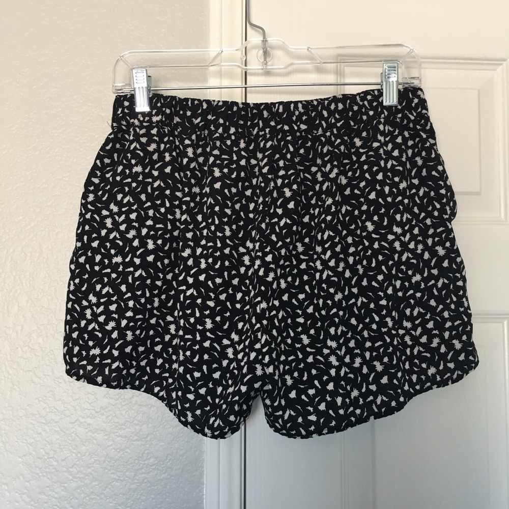 Like NEW Black/White Shorts - Picture 4 of 4